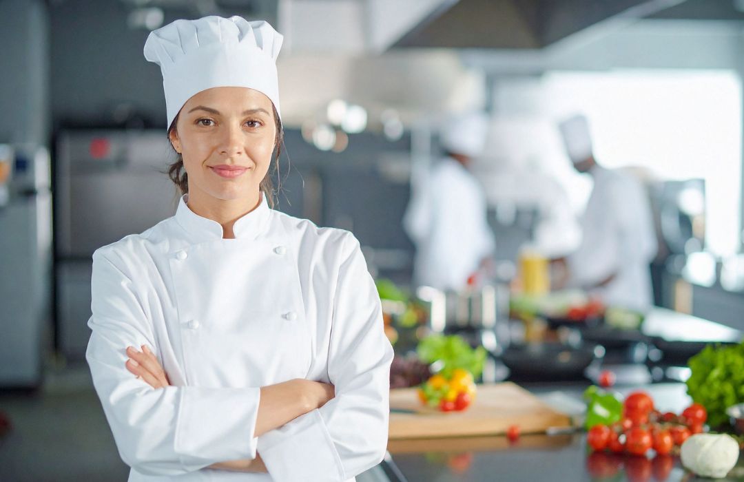 Cheffe en cuisine illustrant le choix d’un oméga 3 de qualité dans une routine nutritionnelle