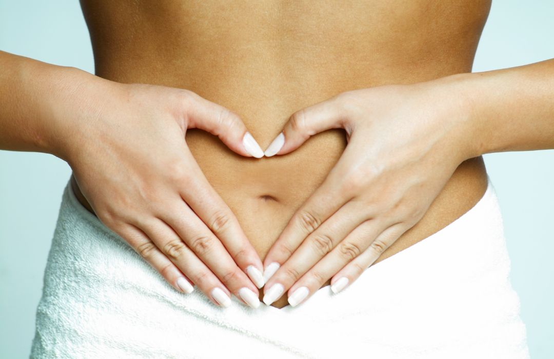 Femme entourant son ventre avec les mains pour illustrer le confort digestif à la ménopause