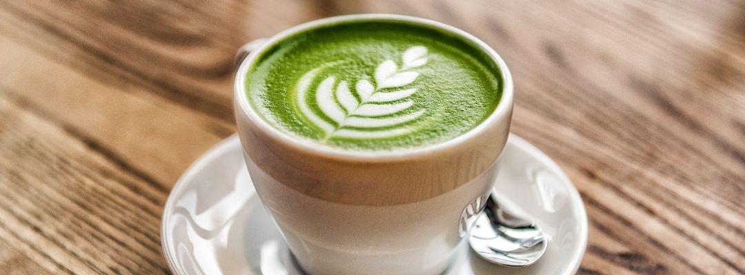 Boisson au thé vert illustrant la vigilance sur les sources de caféine pendant la canicule