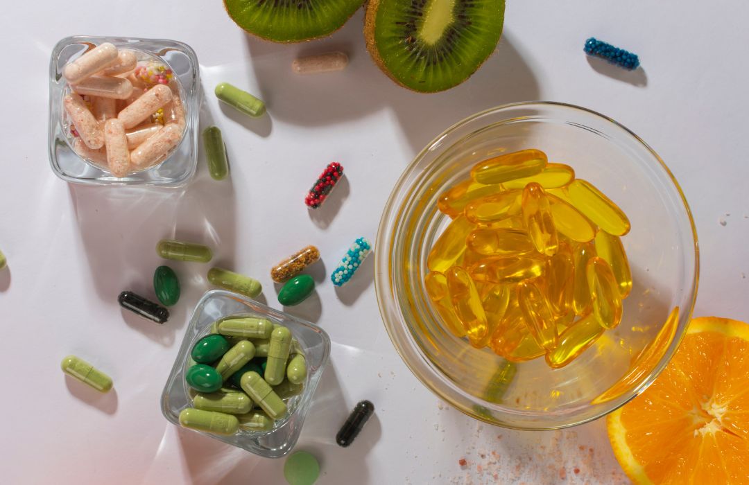Supplémentation raisonnée et nutrition Compléments alimentaires et fruits, illustrant une supplémentation raisonnée en complément d’une alimentation équilibrée