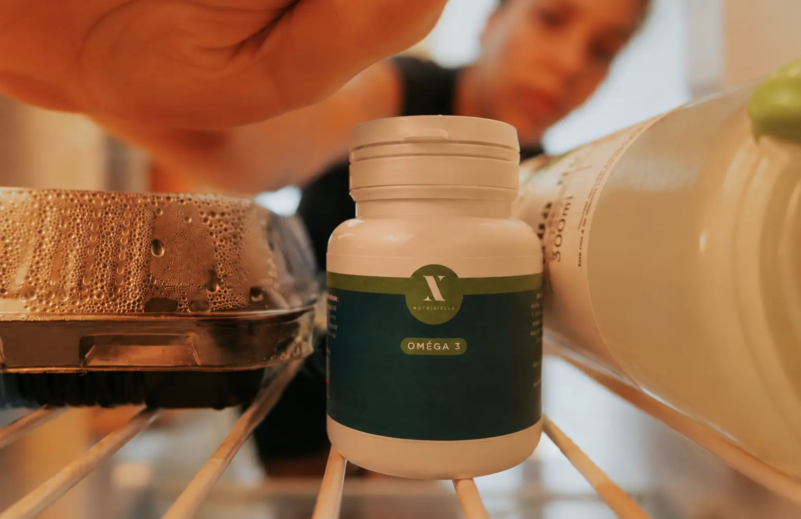Flacon d’oméga-3 Nutrixielle dans un frigo ou réfrigérateur