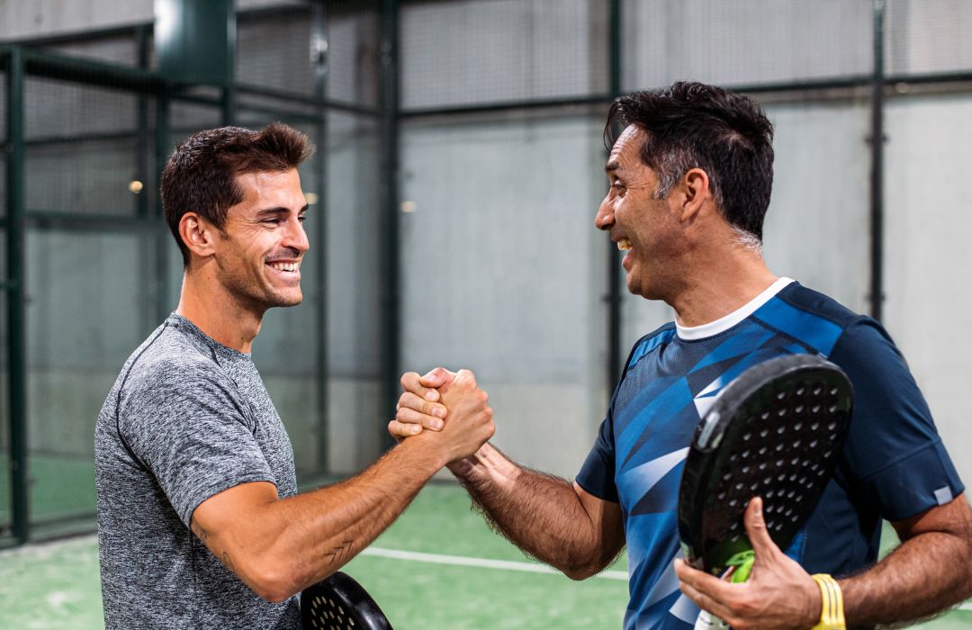 Dirigeants, padel et performance durable Deux dirigeants jouent au padel, illustrant le lien entre sport, récupération, nutrition et performance durable avec Nutrixielle