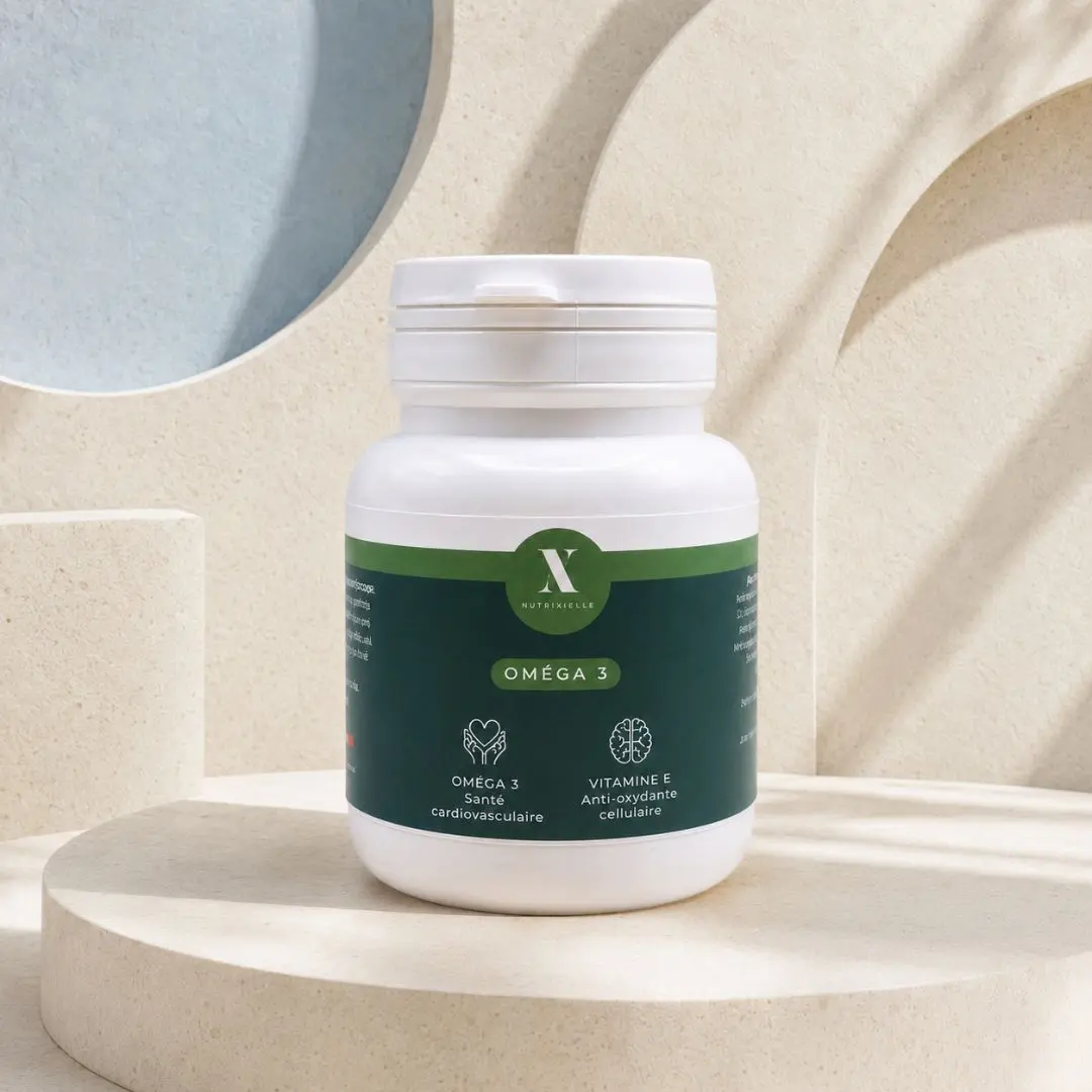 Flacon d’Oméga 3 EPA DHA Nutrixielle dans un décor minéral lumineux