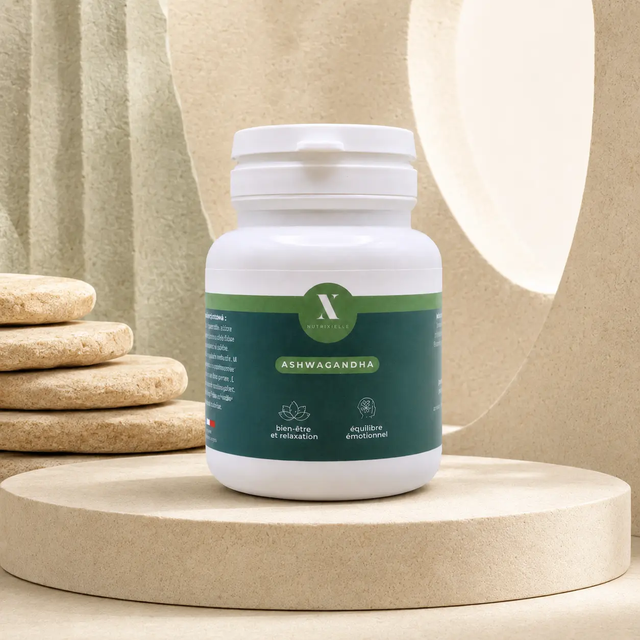 Flacon d’Ashwagandha BIO Nutrixielle présenté dans un décor naturel