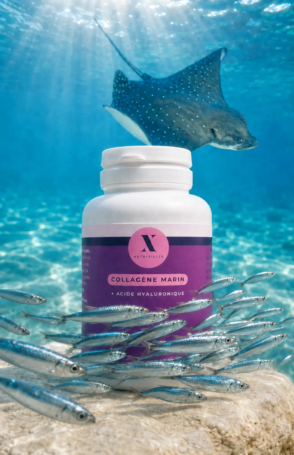 Flacon de collagène marin avec acide hyaluronique Nutrixielle dans un univers sous-marin avec une raie